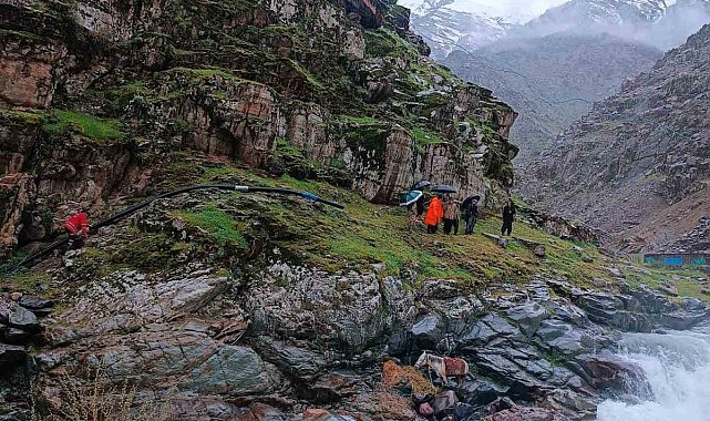 Dereye düşen at kurtarıldı