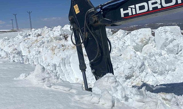 Doski Vadisi'nde 5 metreyi bulan karda yol açma çalışması