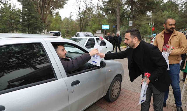 Elazığ Belediyesi, mezarlığa gelen vatandaşlara ikramda bulundu