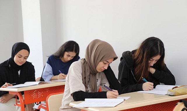 Elazığ Belediyesi, "O sene, bu sene" sloganı ile Elazığspor temalı YKS deneme sınavı gerçekleştirdi