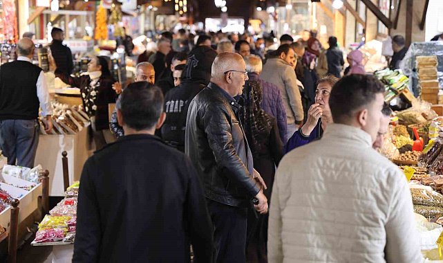 Elazığ Kapalı Çarşı'da bayram yoğunluğu