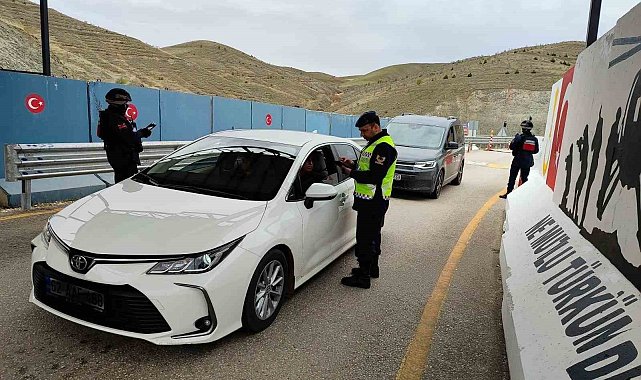 Elazığ'da jandarma 10 günde 17 bin 118 aracı denetledi