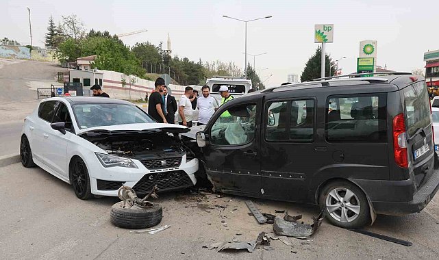 Elazığ'da otomobil ile hafif ticari araç kafa kafaya çarpıştı: 1 yaralı