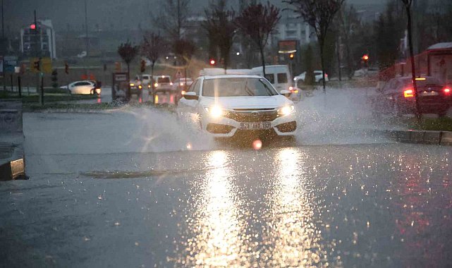 Elazığ'da sağanak yağış etkili oldu