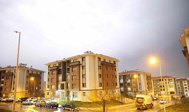 Elazığ'da şimşekler geceyi gündüze çevirdi