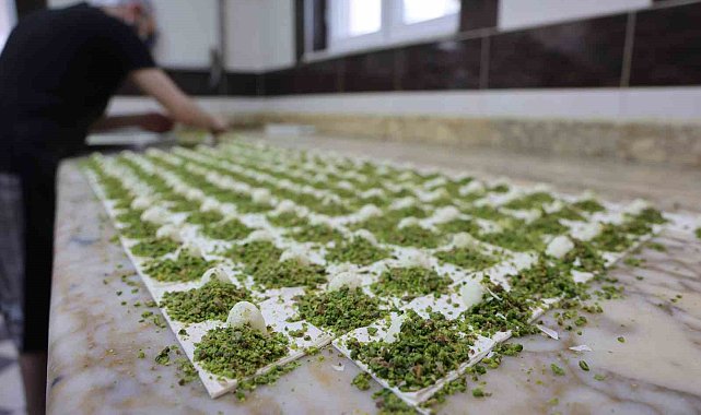 Elazığ'da tatlıcıların bayram mesaisi sürüyor