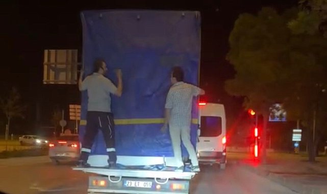 Elazığ'da tehlikeli yolculuk: Kamyonun arkasına tutunarak yolculuk ettiler