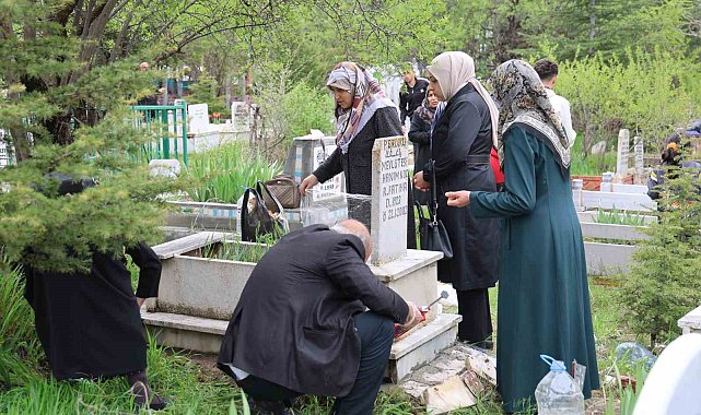 Elazığ'da vatandaşlar mezarlıklara akın etti