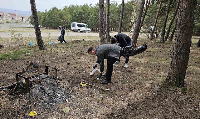 Engelli gençler ormanı temizledi