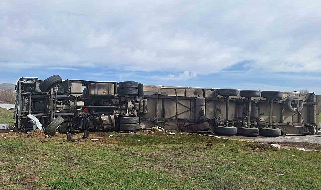 Erzincan - Erzurum karayolunda TIR devrildi: 2 yaralı