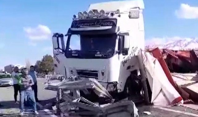 Erzincan - Erzurum karayolunda TIR devrildi, yol uzun süre ulaşıma kapandı