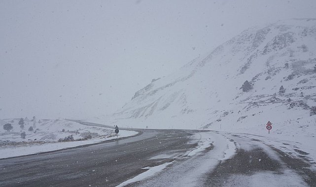Erzincan'ın yüksek kesimlerinde kar, kent merkezinde bahar