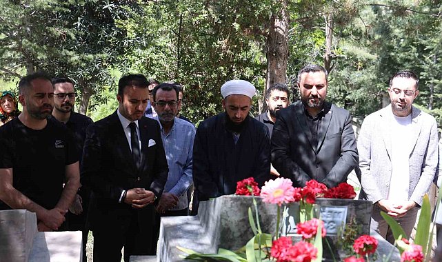 Gazeteci Yazar Mehmet Topal, kabri başında anıldı