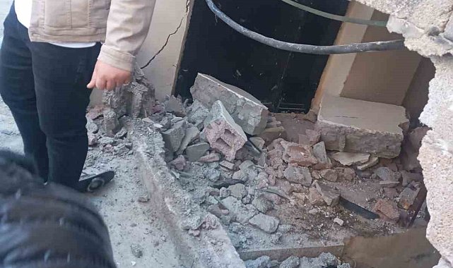 Hakkari'de freni patlayan araç eve girdi