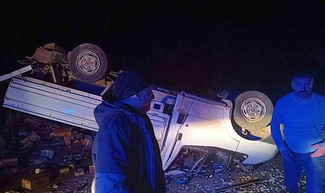 Hakkari'de lastiği patlayan kamyonet kaza yaptı: 2 hafif yaralı