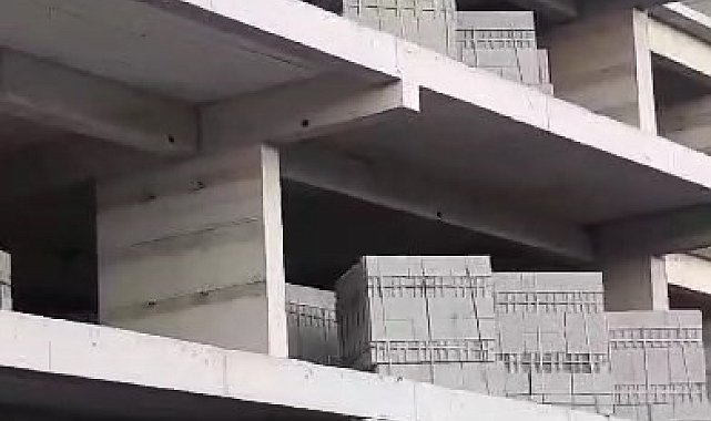 İnşaatın 5'inci katına çıkan kadını ekipler ikna etti