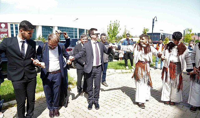 İtalya heyeti Muş'ta halay çekip ağaç dikti
