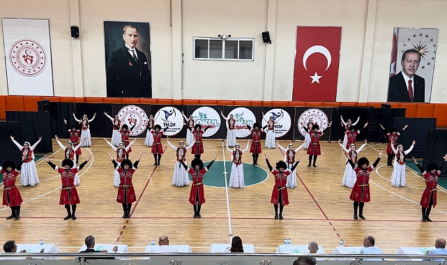 Kars Alpaslan Anadolu Lisesi halk oyunlarında birinci oldu