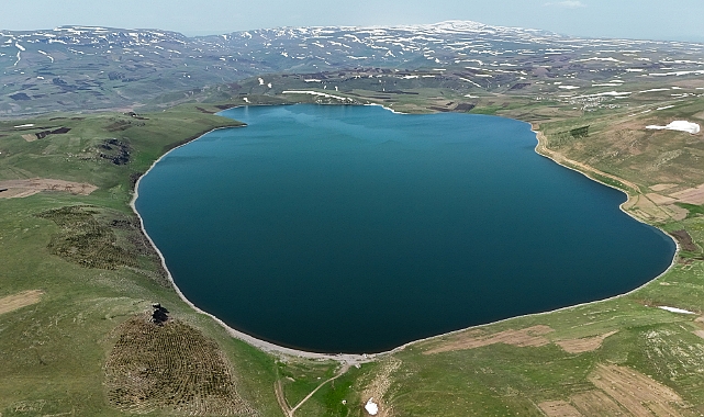 Kars'ta 2 bin 300 rakımdaki Aygır Gölü'nde buzlar çözüldü