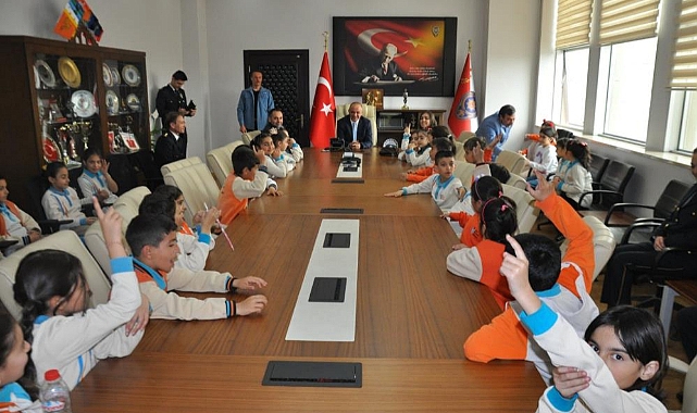 Kars'ta minik öğrencilerden emniyet müdürüne ziyaret