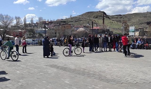 Kars'ta vatandaşlar bedesten bölgesini doldurdu