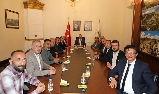 Kars Valisi Ziya Polat turizmcilerle bir araya geldi
