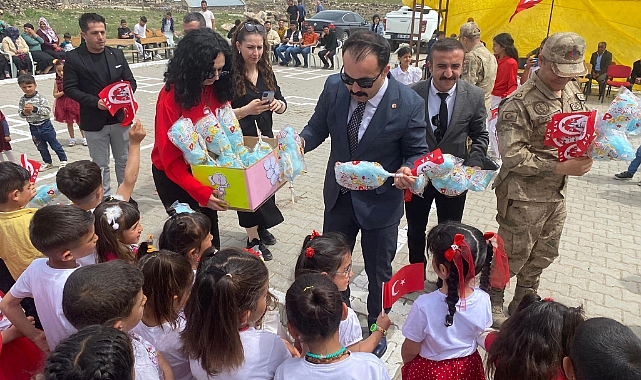 Kaymakam Okatan öğrencileri sevindirdi