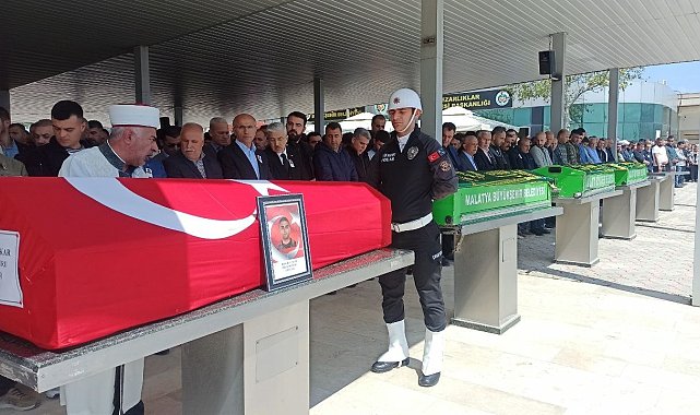 Kaza kurbanı polis memuru ve ailesi son yolculuğuna uğurlandı