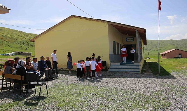 Köy okulunda 12 yıl sonra 23 Nisan coşkusu