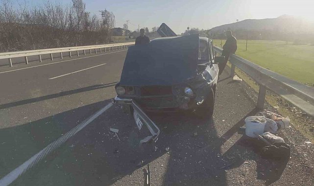 Lastiği patlayan otomobil bariyerlere çarptı