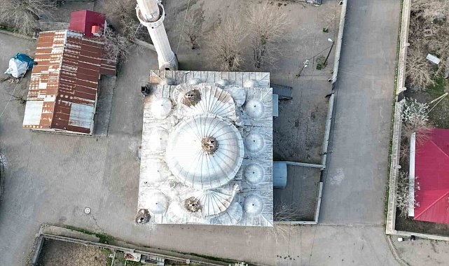 Leylekler 10 yıldır aynı camide yuvalarını kuruyor
