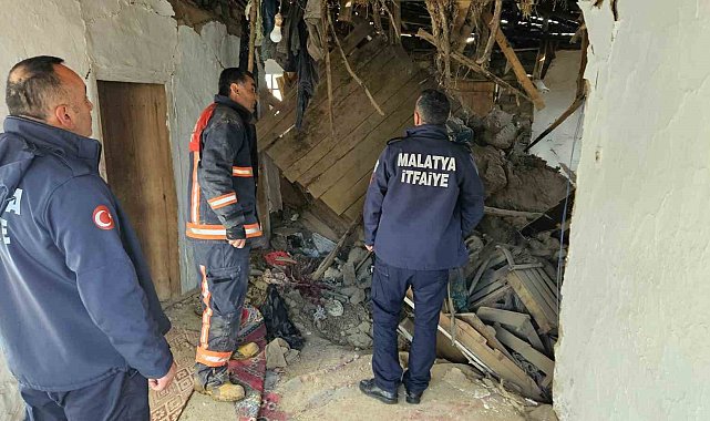 Malatya'da çöken ağılın altında kalan 6 büyükbaş hayvanı itfaiye kurtardı