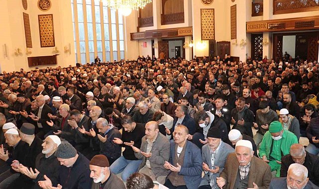 Malatya'da bayram namazı için vatandaş camilere akın etti