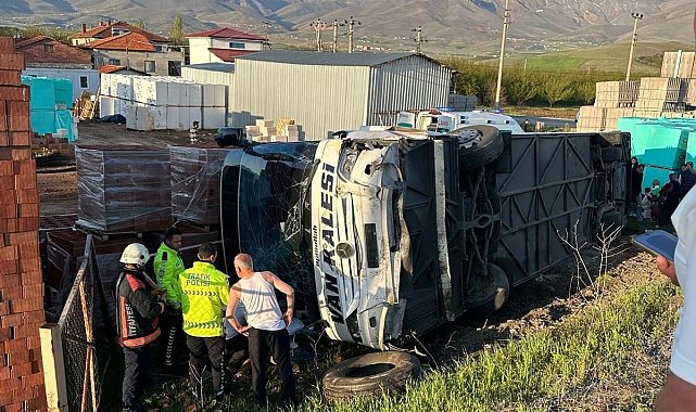 Malatya'da otomobil ile çarpışan yolcu otobüsü devrildi: 1'i ağır 22 yaralı