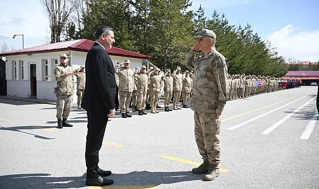 Vali Çiftçi, mehmetçikle bayramlaştı