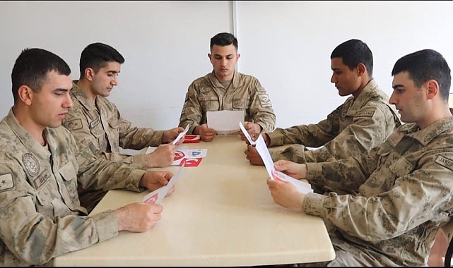 Minik öğrencilerden jandarmaya mektup ve ay yıldızlı bayrak