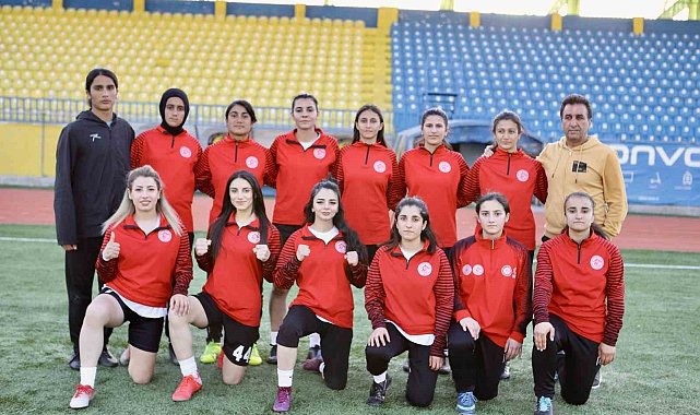 Önyargılara meydan okuyan Ağrı'nın tek kadın futbol takımı zirveye yükseliyor
