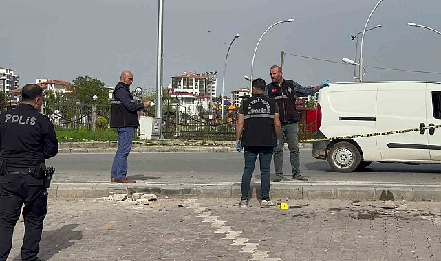 Otomobil kaldırımda yürüyenlerin arasına daldı: 1 yaralı