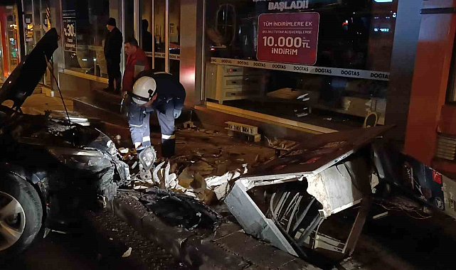 Otomobil trafo direğine çarparak devrildi: Kaza anı kamerada