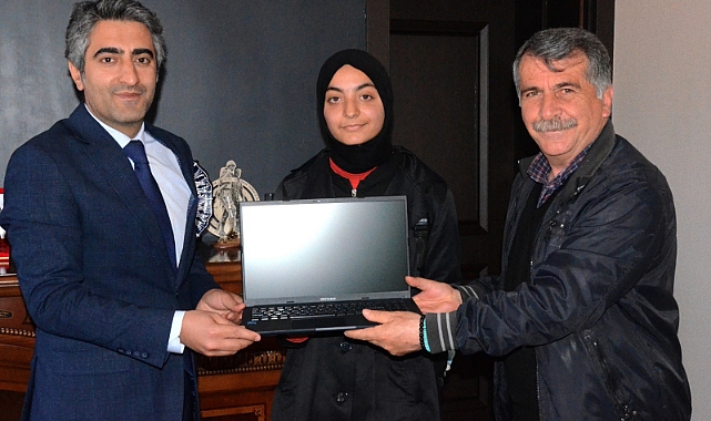 Sarıkamış Liseliler Vakfı başarılı öğrenciye bilgisayar hediye etti