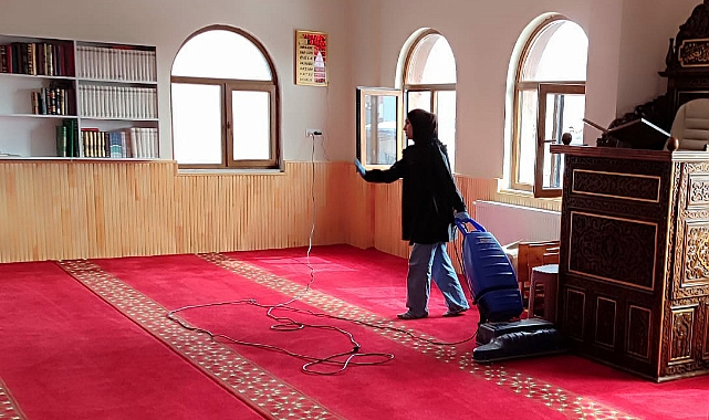 Sarıkamış'taki camilerde bayram temizliği başladı