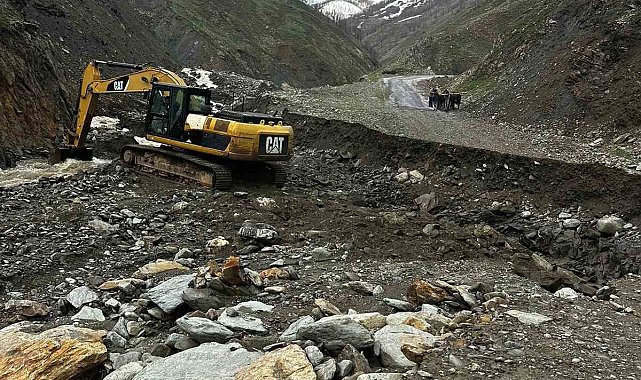 Sel felaketi köy yolunu ikiye ayırdı, ekipler hamile kadın için seferber oldu