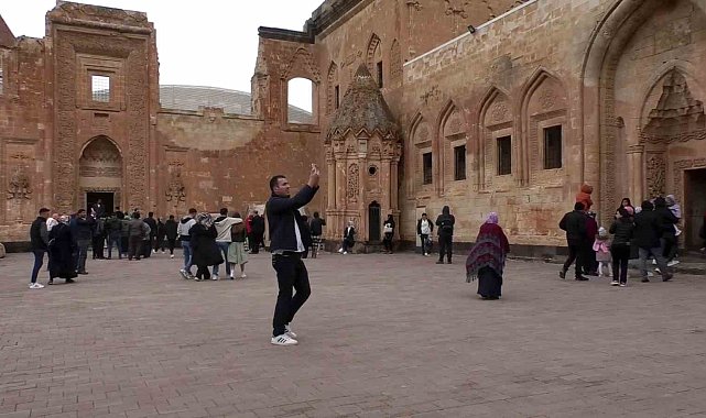 Tarihi İshak Paşa Sarayı Ramazan Bayramı'nda ziyaretçi akınına uğradı