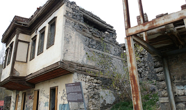 Tarihi Paşa Konağı harabeye döndü