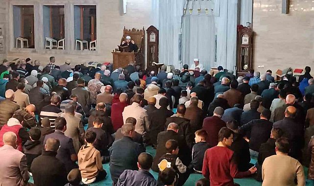 Tatvanlılar Kadir Gecesi'nde camilere akın etti