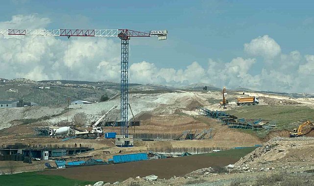 Toprak zemindeki yarıklar paniğe neden oldu