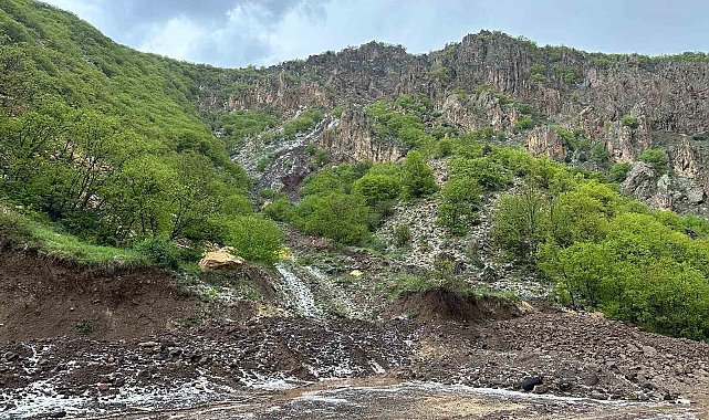 Tunceli'yi dolu ve sağanak vurdu