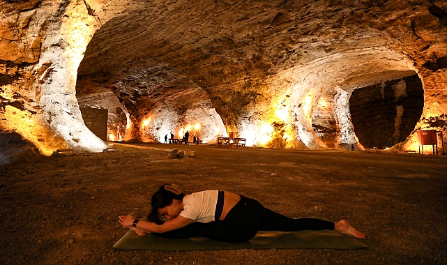 Tuz Dağı'nda yerin 80 metre altında yoga