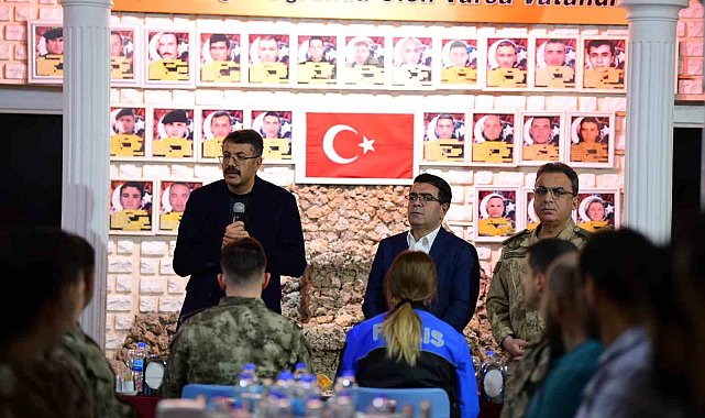 Vali Çelik, polislerle iftarını açtı
