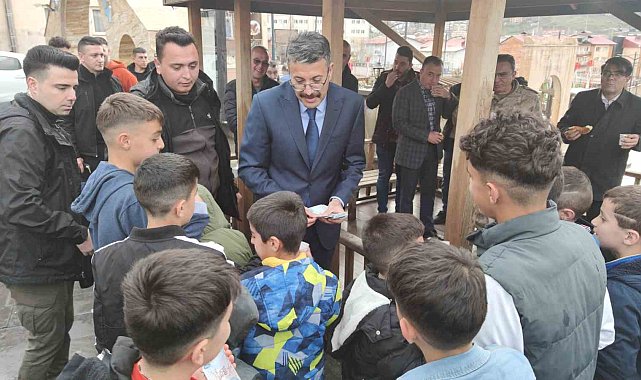 Vali Çelik'ten çocuklara bayram harçlığı
